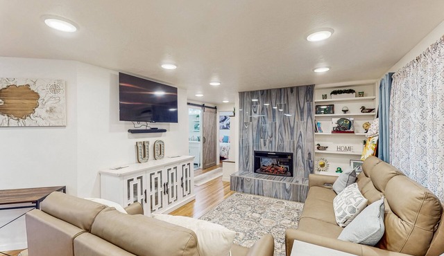 Modern family friendly home w/fireplace, washer & dryer, WIFI - close to town