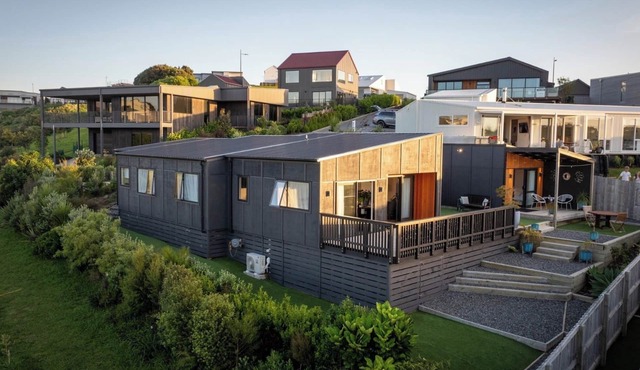 Modern Family-Friendly Sunny Raglan Bach with Spa Pool, BBQ & Large Deck