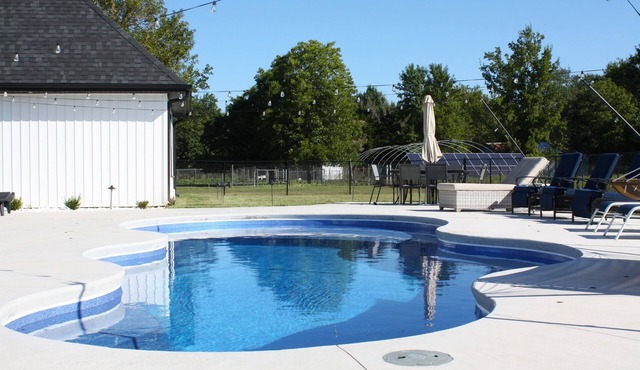 Modern Family Getaway! Heated Pool, Hot tub Theatre Room, Game room!