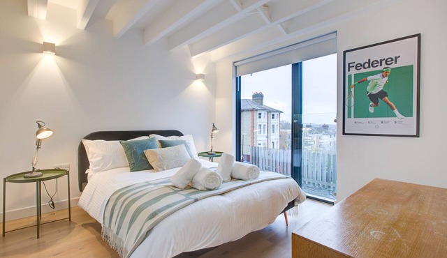 Modern Family home in Wimbledon Village with Private Parking