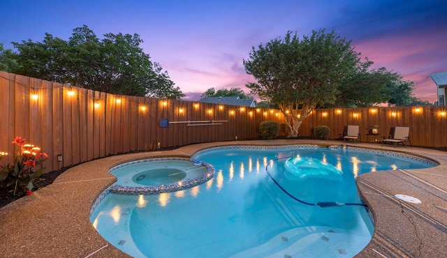 Modern Family Haven, Pool, Game Room,Sky Lit Atrium,5 bedrooms,King beds,3 baths