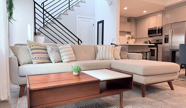 Modern Family Haven - Minutes from Disney Magic/Knotts and Saigon