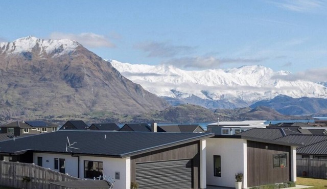 Modern Family Holiday home with sensational views peaceful paradise (sleeps 11)