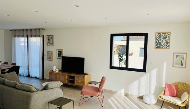 Modern family home, close to beaches and garrigue