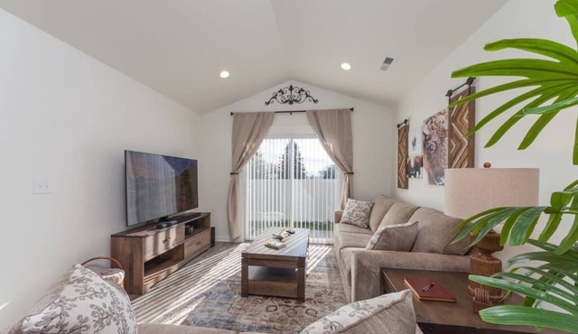 Modern Family Home Decor & Style, KING bed, Wifi, with Garage!