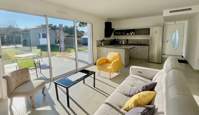 Modern Family Home Near Beach and Town - WiFi, Parking, A/C