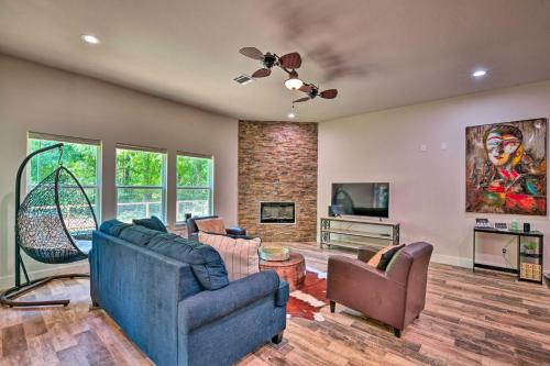 Modern Family Home Near ATandT Stadium and More!