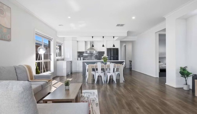 Modern Family Home - perfect family getaway in Lucas, Ballarat