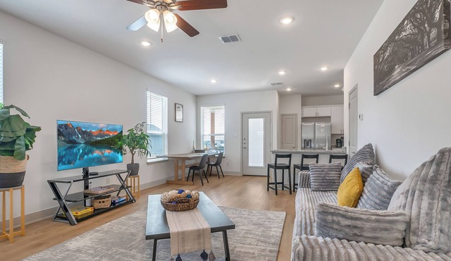 Modern Family Home Near Lackland AFB & Pets Okay