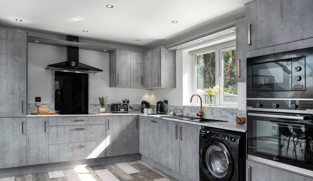 Modern family home with hot tub, games room and beautiful views!