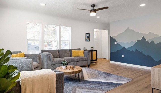 Modern family home with loft near foothills