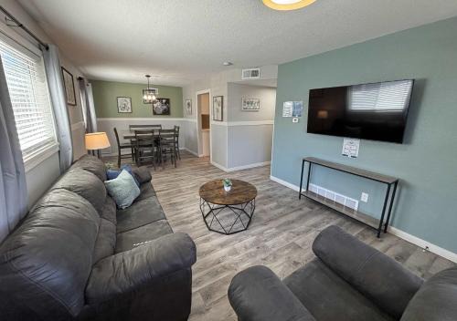 Modern Family Home with Three King Beds Near VA & Anschutz