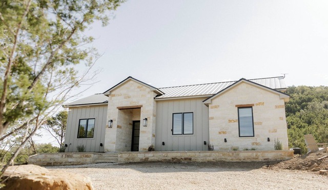Modern Family Home with 10 Beds – Strawn TX