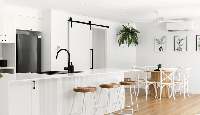 Modern Family Living +Nature +Pool +Pets