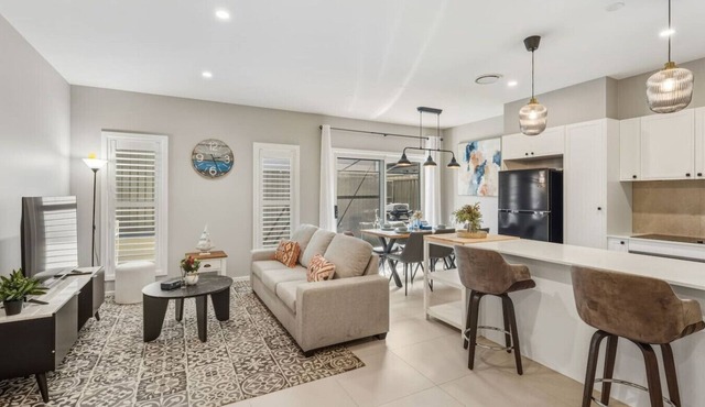 Modern Family Oasis Luxe w/Balcony A/C & Backyard