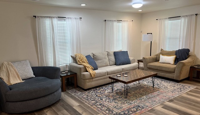 Modern Family Oasis ~ Mins to Hospital/VA, Parking