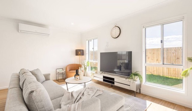 Modern Family Retreat in Premier GreenbankLocation