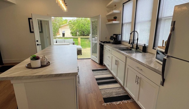 Modern Family Retreat Near Beach, Downtown. Private Backyard Indoor-Outdoor Deck