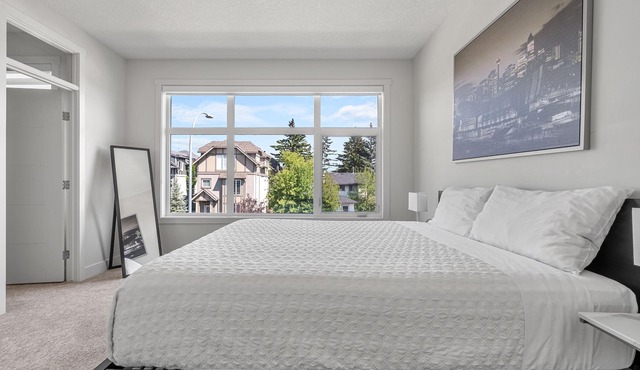 Modern family-sized house close to 17th Ave and downtown