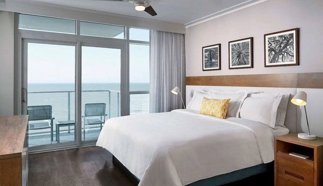 Modern Family Suite with Balcony & Full Kitchen Near Attractions