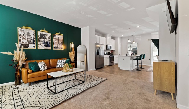 Modern Family Townhome/Spartanburg Downtown w/PRIVATE BACKYARD
