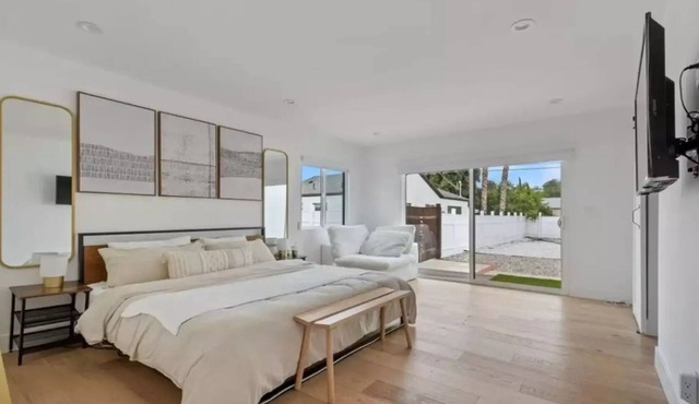 Modern Farm House 3 bedrooms 2 bathrooms with Backyard and Front Yard