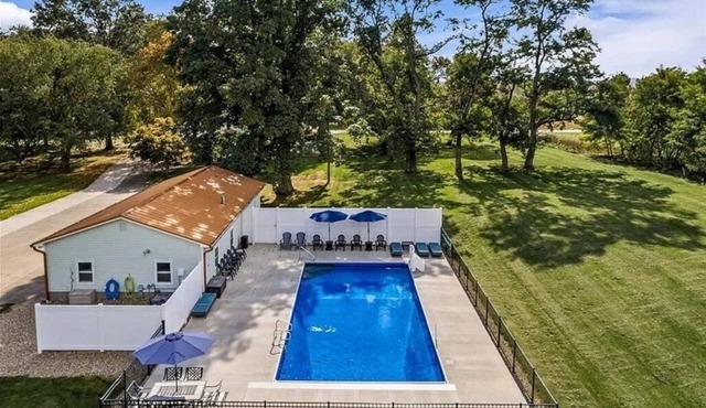 Modern Farm House and Barn- 5 ac and Pool/Hot Tub- 24 people- 599 a night!