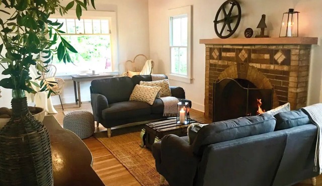 Modern Farm House Family sized in town huge yard