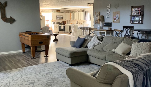 Modern Farm-house style within mins from Grand Park. Sleeps over 13!