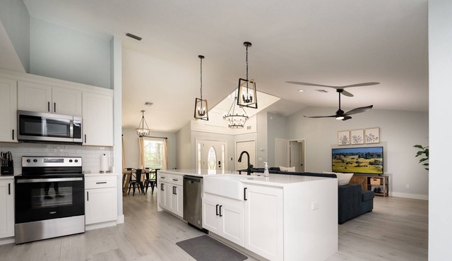Modern Farm Retreat with endless springs nearby, Family Friendly!