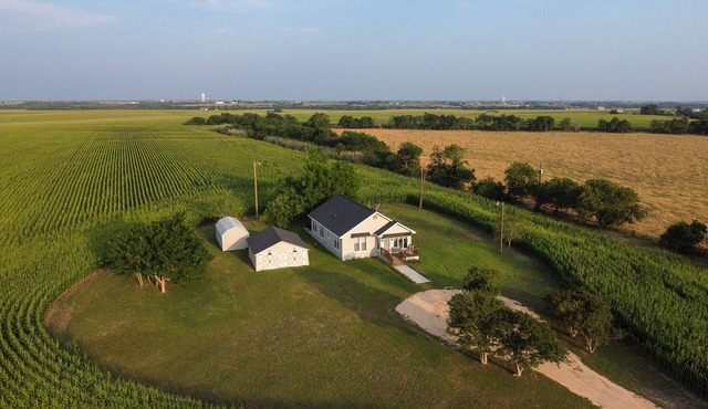 Modern Farm w/2 Kings: 20 min to Austin, COTA-Tesla