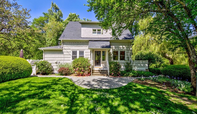 MODERN FARMHOUSE with hot tub, spacious deck on 2 acres!