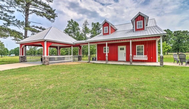 Modern Farmhouse with large yard, 3 miles to lake