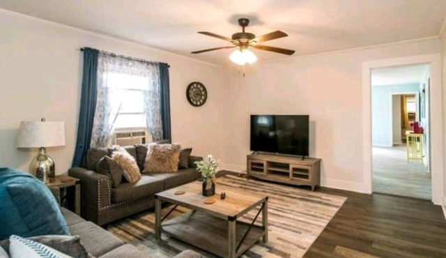 Modern Farmhouse, 1 Mile-Downtown, Self Check-In