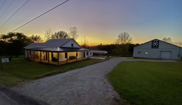 Modern Farmhouse, 3 bedrooms, 2 full baths, sleeps 8
