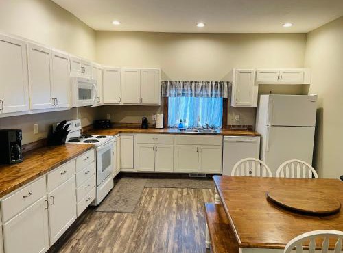 Modern Farmhouse 3 Bed, 2 Bath Apartment, Sleeps 7, Lots of Space, Steps to Downtown, Honeywell & Eagles Theater