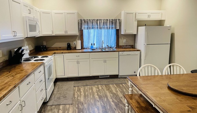 Modern Farmhouse 3 Bed, 2 Bath Apartment, Sleeps 7, Lots of Space, Downtown