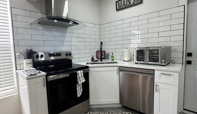 modern farmhouse 3bedroom house in Fort Morgan. walking distance to restaurants