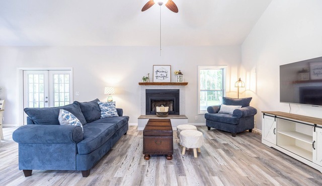 Modern Farmhouse 4BR w/Fenced Huge Yard/Family and Dog Friendly/15 min to Beach