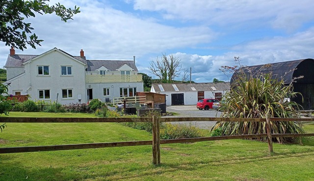 Modern Farmhouse all en suit nr Pembrokeshire & Carmarthen, Hot tub, own paddock