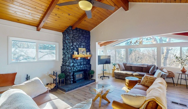Modern farmhouse cabin w/multiple decks, a fireplace & A/C-close to outdoor fun