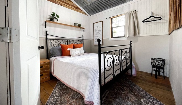 Modern Farmhouse cabin - short walk to Lake LBJ community Park and Boat Ramp