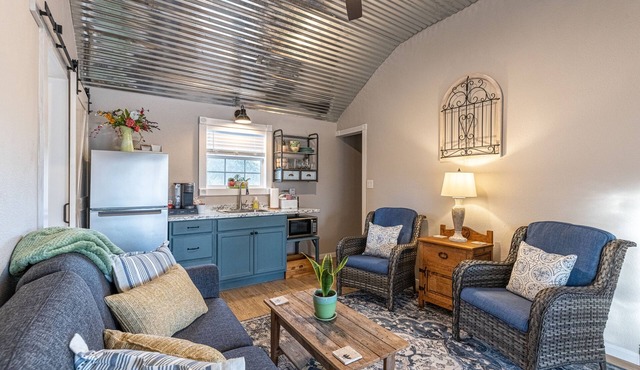 Modern farmhouse cottage close to downtown Bandera