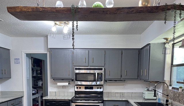 MODERN FARMHOUSE family & pet friendly, spacious & minutes from beach