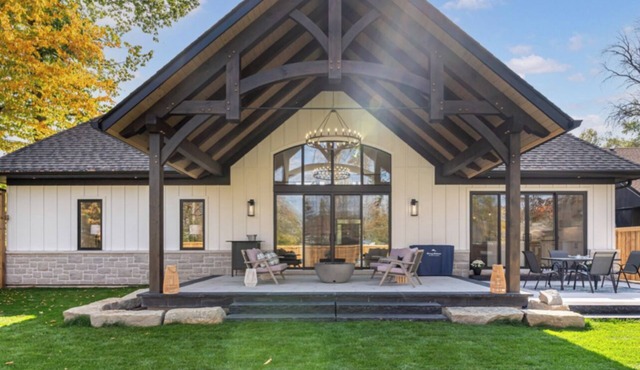 Modern farmhouse for the whole family walking distance to Lake Simcoe