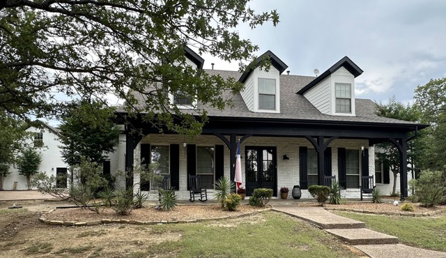 Modern Farmhouse for Large Family on 5 acres! Mins from Lake, Ponds & Kayaking