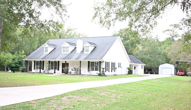 Modern Farmhouse & Guest Home in Wallisville!