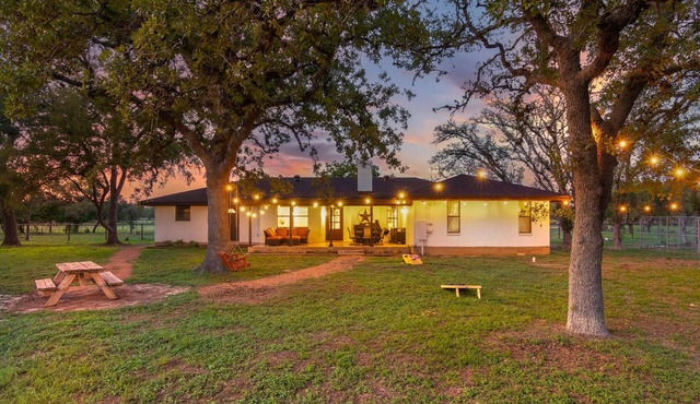 Modern Farmhouse - Hill Country Getaway - Texas Wine Country