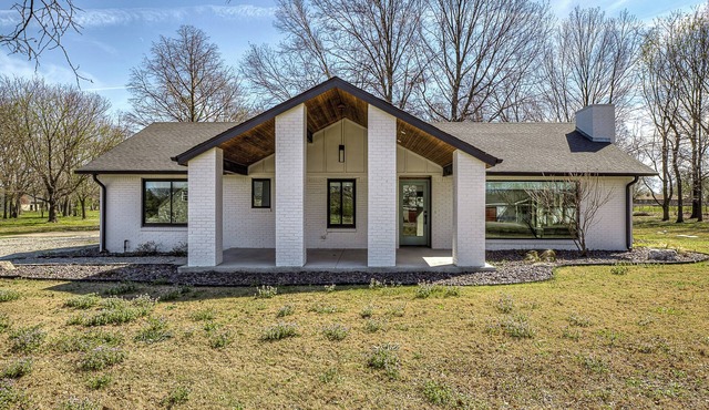 Modern Farmhouse I Quite Escape w/ Vibrant Kitchen