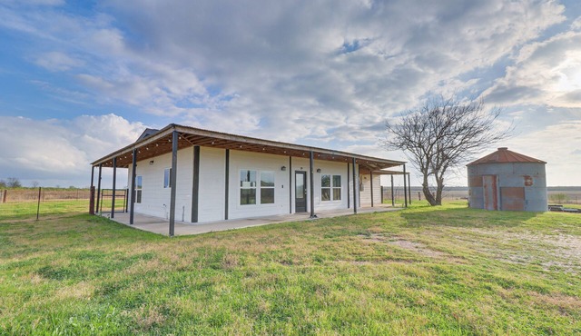 Modern Farmhouse in Del Valle: Rural Setting!